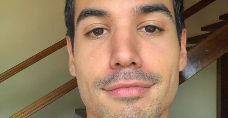 Em quarentena, Bruno Gadiol dança sem camisa para manter o alto astral