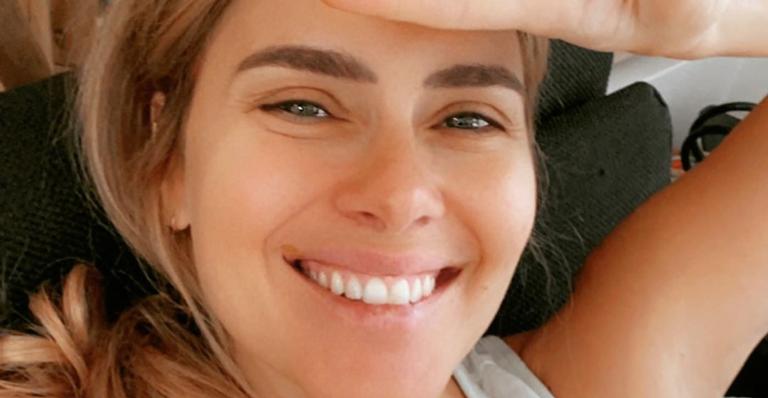 Carolina Dieckmann se emociona ao ver senhora usando sua máscara caseira contra o coronavírus