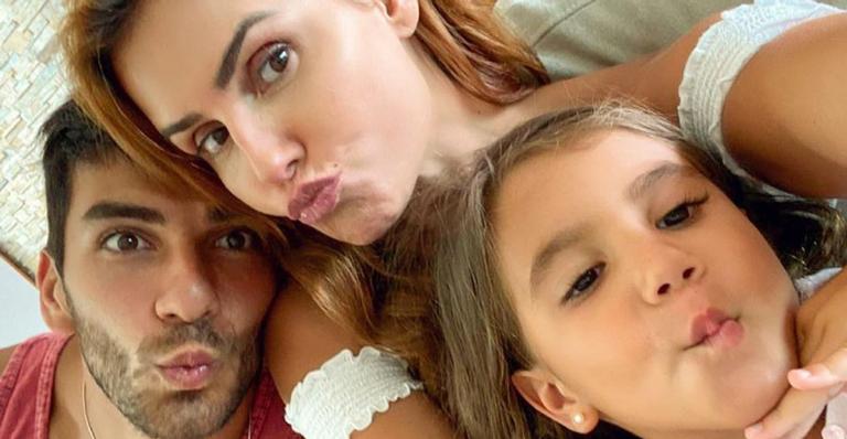 Deborah Secco baba em vídeo fofo do marido, Hugo Moura, com a filha, Maria Flor: ”Meus tudos”