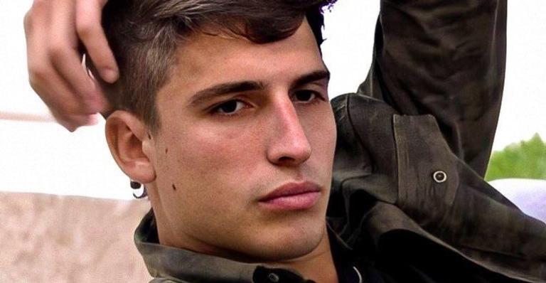 Em quarentena, ex-BBB Felipe Prior posa ao lado do pai e impressiona fãs com semelhança: ”Clone”