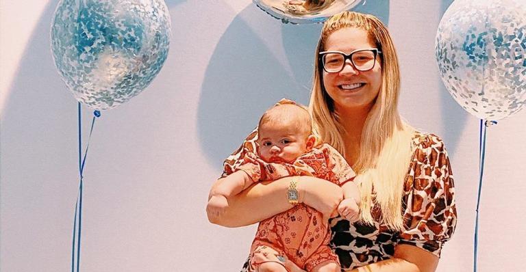 De boné e sem camiseta, filho de Marilia Mendonça surge tomando sol e encanta a web