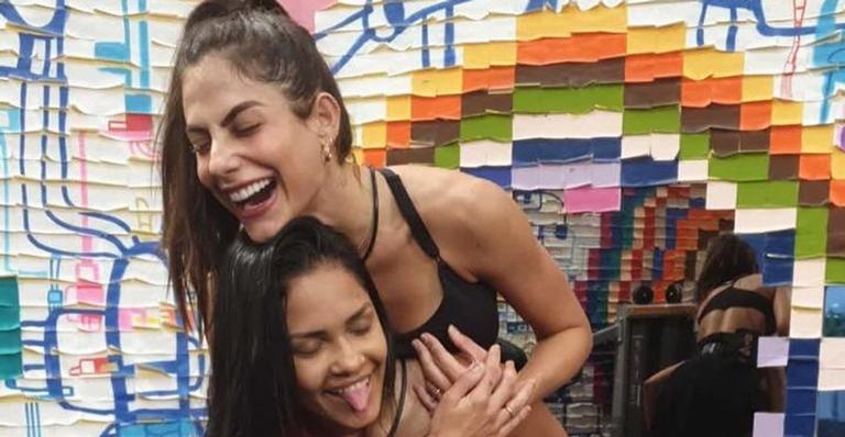BBB20: Flayslane tenta ficar pelada e Mari dispara: ”Você bebeu água de esgoto?”