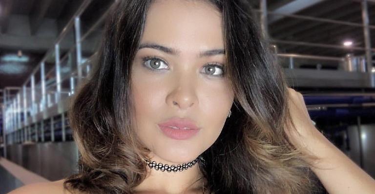 Geisy Arruda aparece usando travesseiro como vestido e brinca: ”Com tempo de sobra”