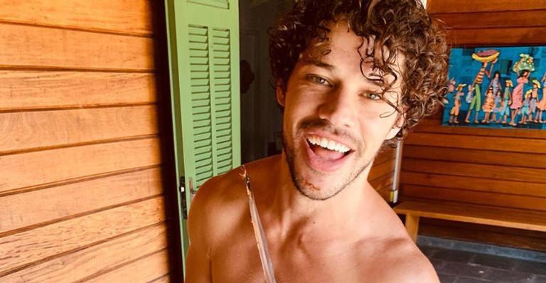 De sunga, José Loreto compartilha lembrança rara e esquenta web: ”Sempre lindo”