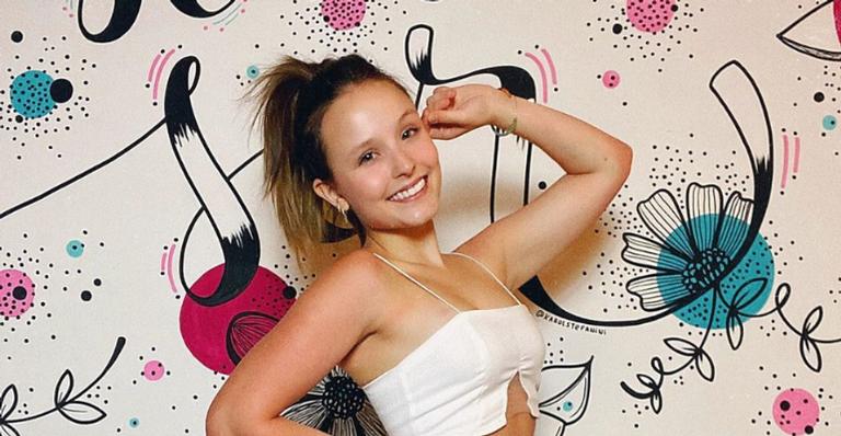 Larissa Manoela relembra cabelão ruivo e fãs elogiam: ”Perfeição”