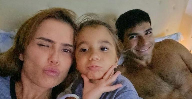 Maria Flor surge cantando com Deborah Secco e Hugo Moura e encanta web: ”Família maravilhosa”