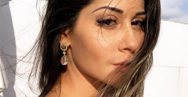 Na piscina de sua cobertura, Mayra Cardi eleva a temperatura em clique de biquíni