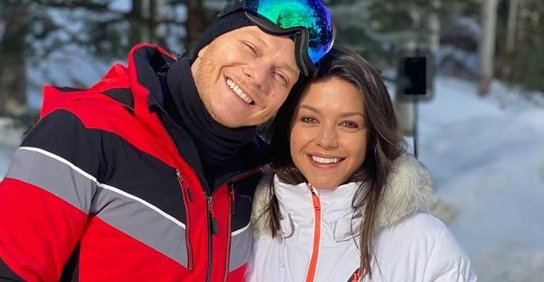 Michel Teló acaricia barriguinha de grávida de Thais Fersoza e fãs se derretem: ”Grávida linda!”
