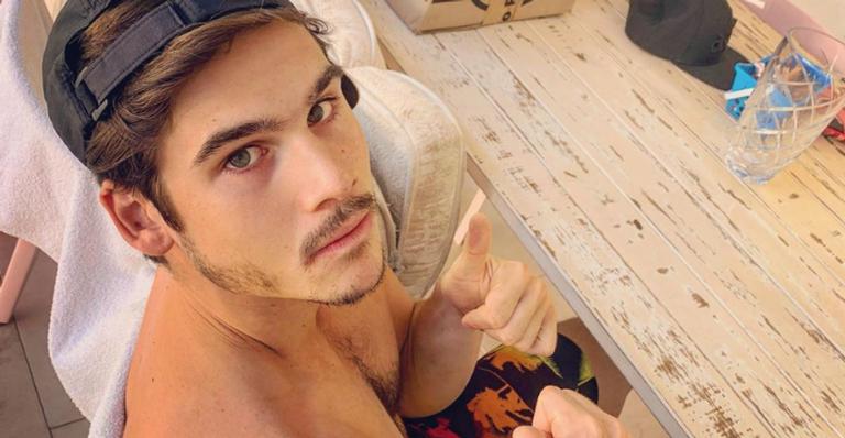 Nicolas Prattes chama atenção da web ao relembrar clique da adolescência: ”Lindo desde novinho”