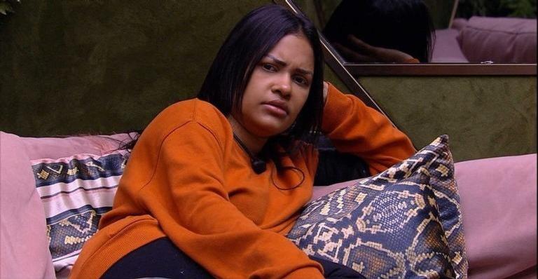 Participante exagera na bebida e faz xixi em plena sala do BBB 20