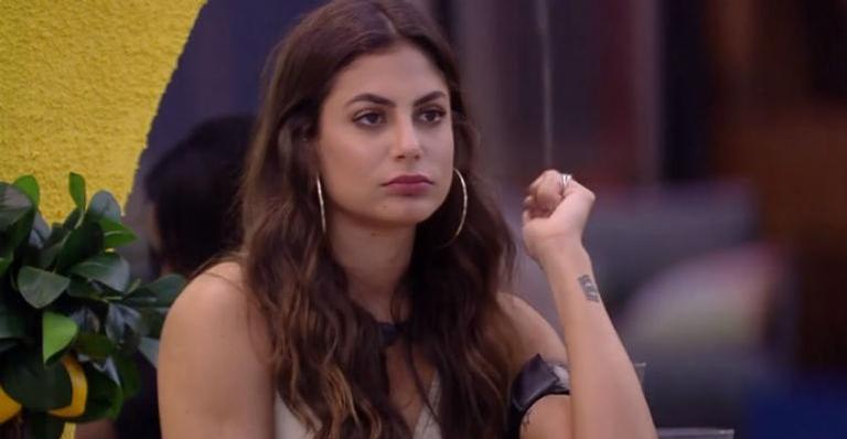 Sister surta, come flores da decoração da festa e leva bronca no BBB 20