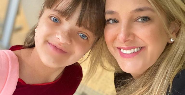Ticiane Pinheiro publica registro da infância e fãs disparam: ”Pensei que era a Rafa”