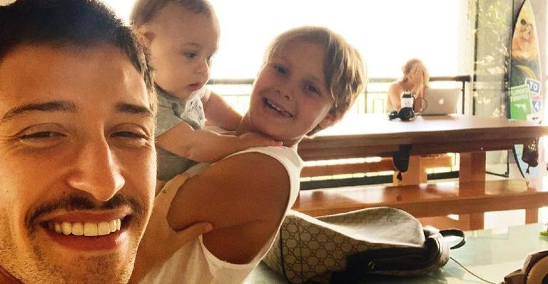 Vini Martinez flagra Davi Lucca e Valentin brincando e se declara: ”Coisa mais bonita de se ver”