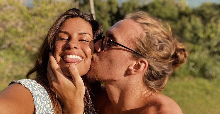 Vitor Kley deixa Carol Loureiro passar rímel em seus cílios e se declara: ”O amor é o segredo”