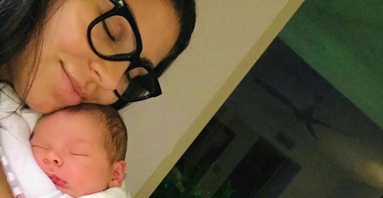 Andressa Ferreira, mulher de Thammy Miranda, encanta ao mostrar o filho com roupa de urso