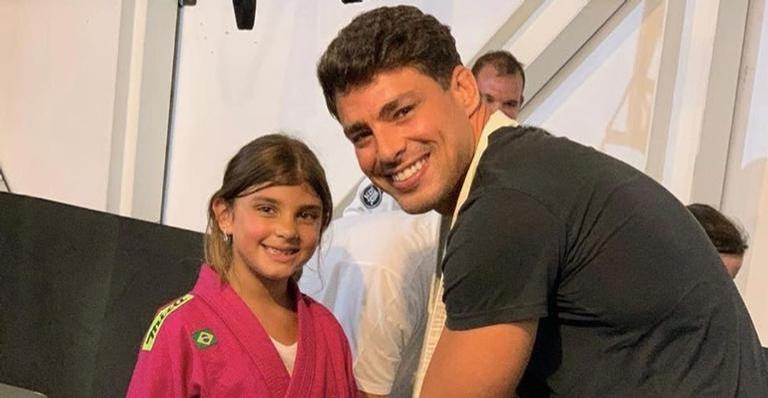 Cauã Reymond surge em momento fofo com a filha, Sofia, e deseja: ”Muito amor e boa Páscoa”