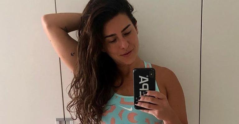 Curada do coronavírus, Fernanda Paes Leme empina o bumbum em clique de biquíni