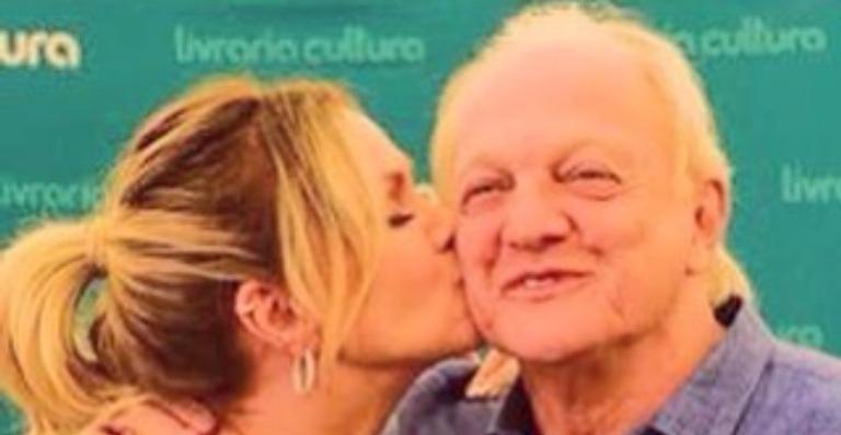 Eliana comemora aniversário do sogro, Flávio Ricco: ”Estamos longe mas muito perto”