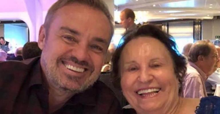 Mãe de Gugu Liberato homenageia apresentador e emociona: ”Triste”