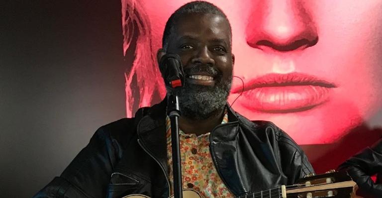 Péricles faz agradecimento após live show: ”Espero que tenham se divertido”