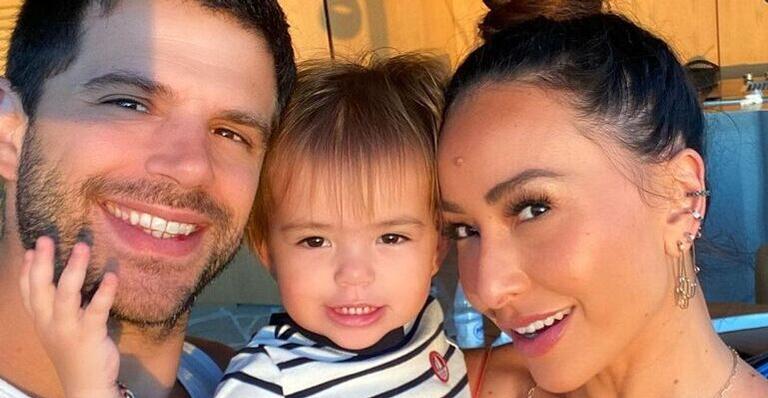 Sabrina Sato e Duda Nagle recebem carinho de Zoe em vídeo fofíssimo