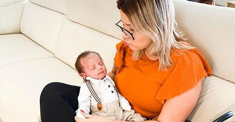 Marília Mendonça deseja Feliz Páscoa com Léo sorridente vestido de coelhinho e encanta web