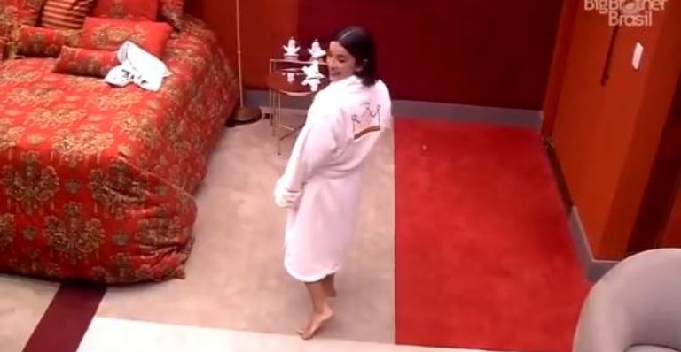 BBB 20: Manu mostra sua felicidade ao receber roupão do líder personalizado: ”É do meu tamanho!”