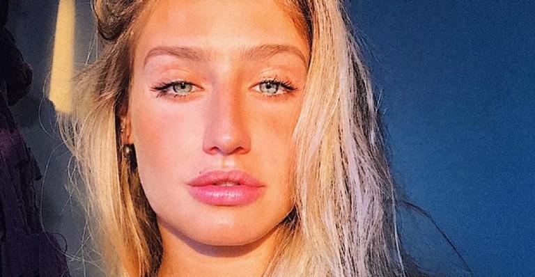 Bruna Griphao compartilha foto de biquíni na estrada e seguidores elogiam: ”Parou o trânsito”