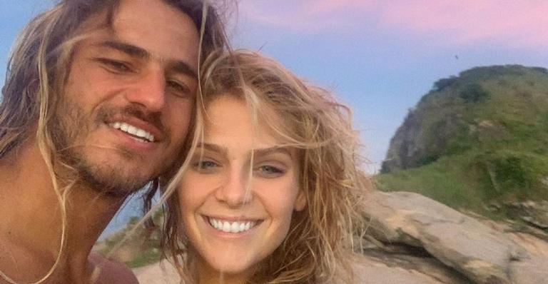 Isabella Santoni arranca risadas em vídeo sendo usada como peso para Caio Vaz se exercitar