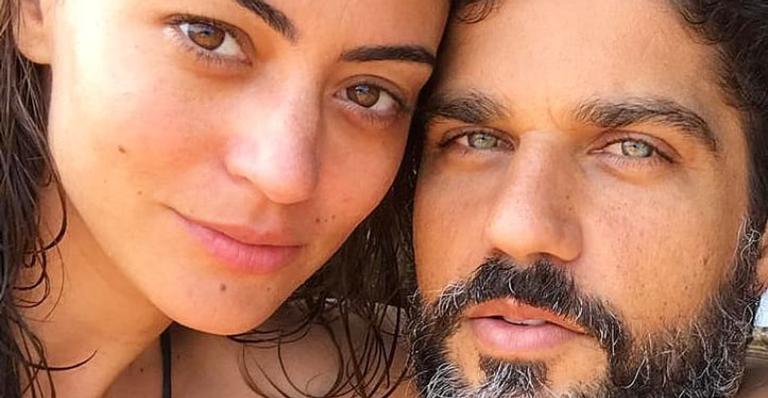 Carol Castro comemora Dia do Beijo em clique romântico com Bruno Cabrerizo