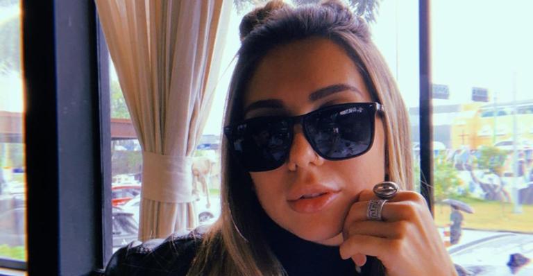 De biquíni, Carol Portaluppi mostra sua habilidade no futebol