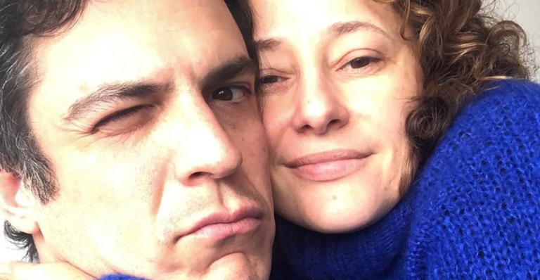 Esposa de Mateus Solano corta cabelo do ator e mostra o resultado na web: ”Fiz o que pude”