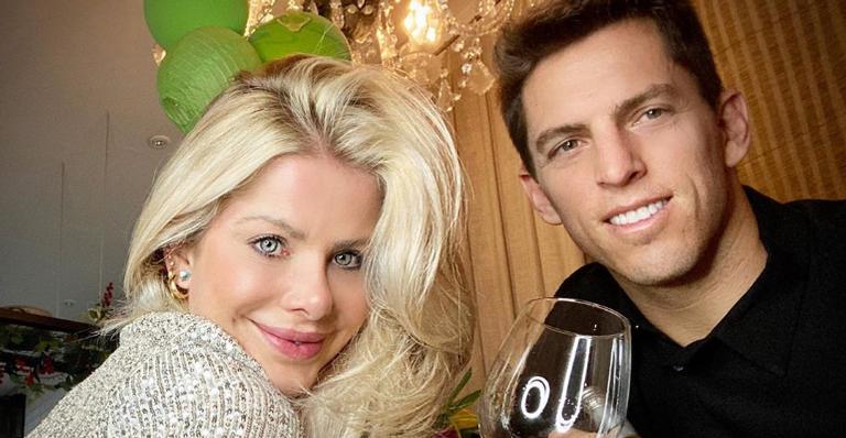 Karina Bacchi se diverte na cozinha com o marido, Amaury Nunes: ”Quem fez o almoço aí?