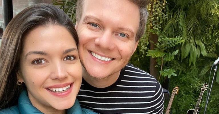 Completando 36 anos, Thais Fersoza recebe arranjo de flores e cartão especial de Michel Teló