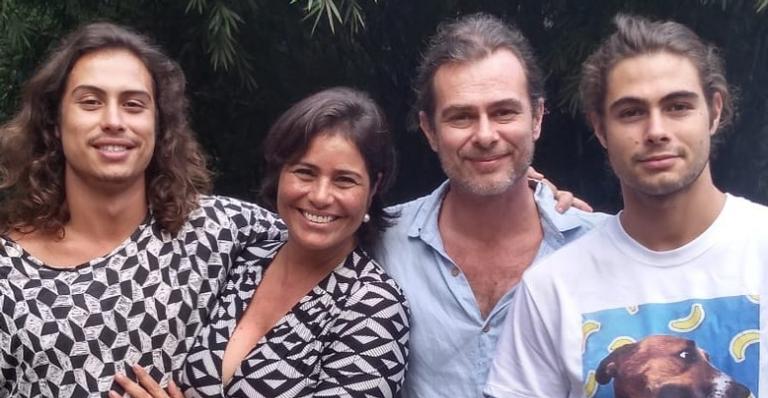 Valeria Alencar se derrete por família em post na web: ”Estamos conectados”