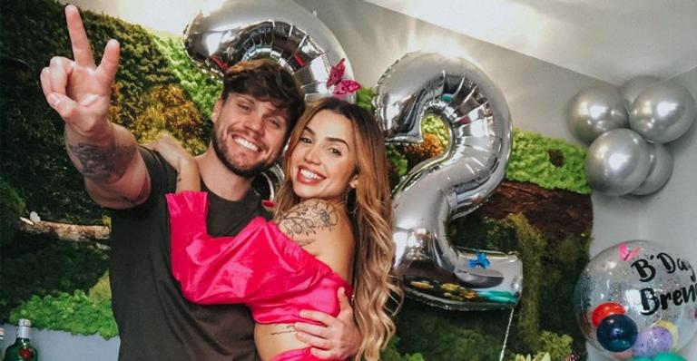 Breno Simões completa 32 anos e ganha festa surpresa da namorada, Paula Amorim