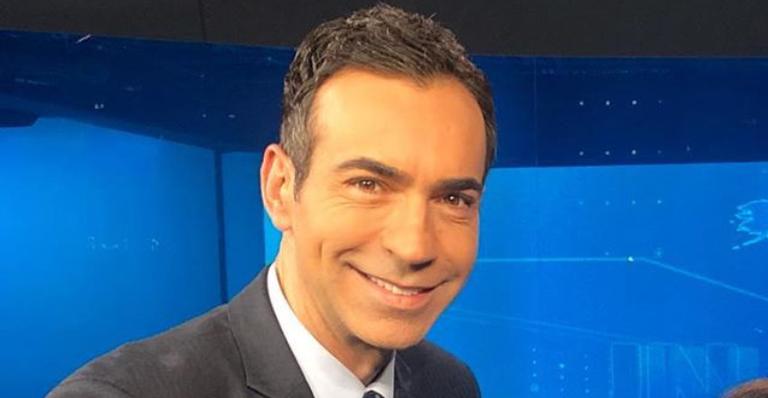 Cesar Tralli posa de máscara enquanto trabalha e desabafa: ”Seguimos firmes juntos”