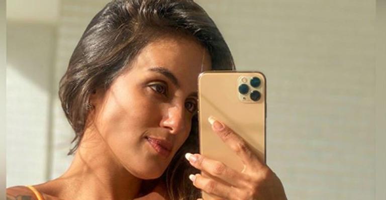 De maiô, ex-BBB Carol Peixinho exibe pernas saradas
