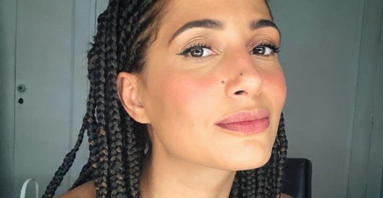 Em quarentena, Camila Pitanga pratica yoga e desabafa: ”Nossa rotina também é feita de pausas”