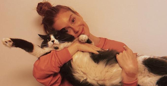 Em quarentena, Marina Ruy Barbosa revela que não desgruda dos gatinhos: ”Agarrada com meus bichos”