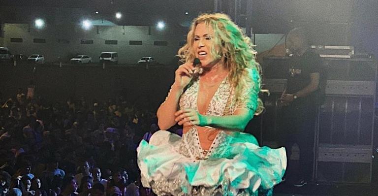 Joelma anuncia live show e leva a web à loucura: ”Prepara o cavalo manco”