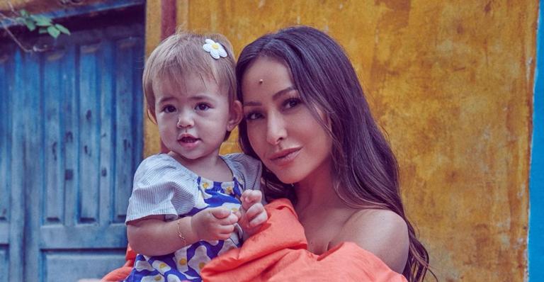 Sabrina Sato mostra Zoe com vestido rosa de unicórnios e explode o fofurômetro