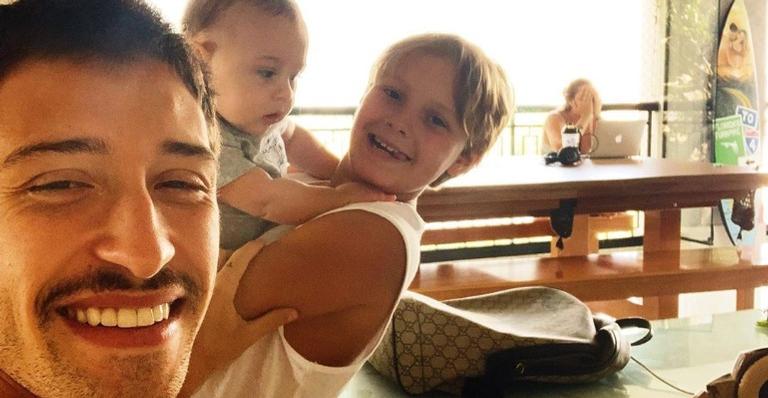 Vinicius Martinez mostra manhã preguiçosa ao lado do filho e do enteado