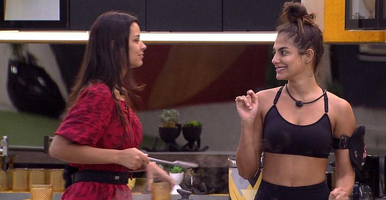 BBB20: Enquanto cozinham, Ivy e Mari fingem que estão apresentando um programa de gastronomia