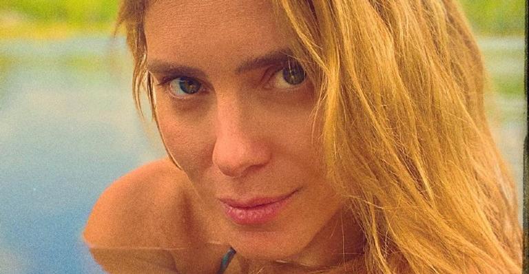 Carolina Dieckmann posta fotos conceituais com uma vitória-régia e deixa os seguidores babando
