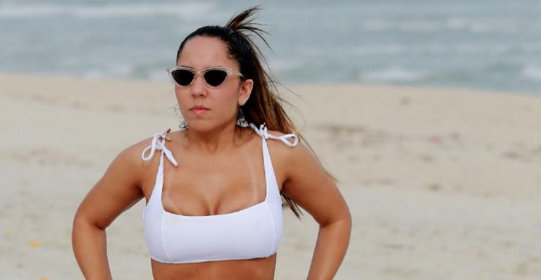 Em meio à pandemia, Mulher Melão burla a quarentena e faz topless na praia do Rio de Janeiro
