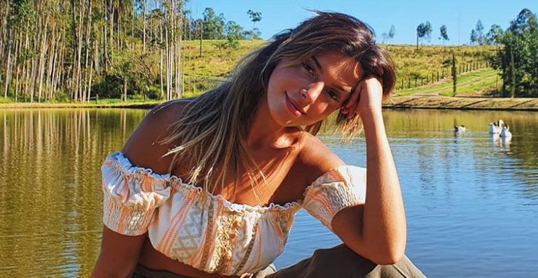 Giovanna Lancellotti curte lindo pôr do sol do quintal de sua casa