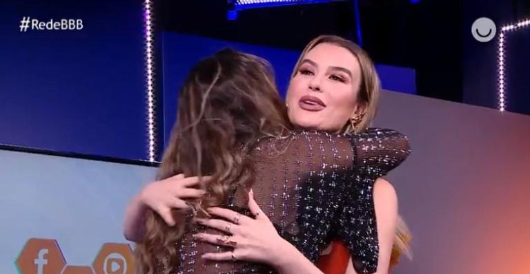 BBB20: Eliminada, Gizelly quebra protocolo ao abraçar Fernanda Keulla: ”Coronavírus, meu Deus”