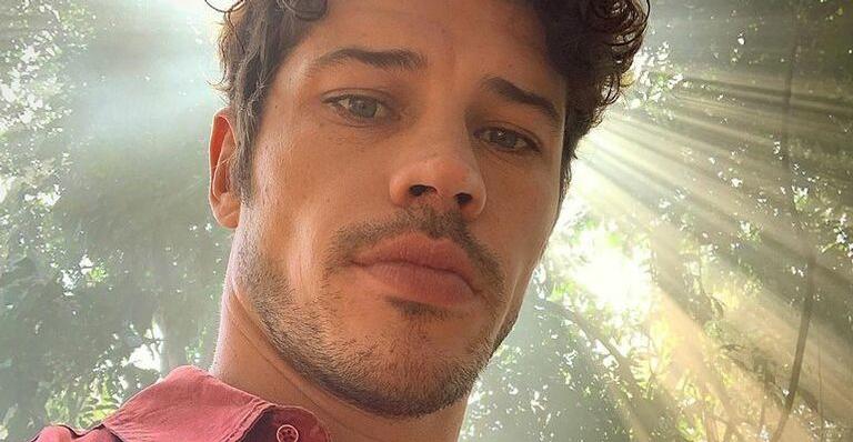 Na quarentena, José Loreto monta cama elástica para filha e brinca: ”Densinfetado pelo pai”