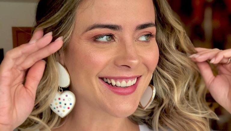 Juliana Silveira relembra visual antigo e revela: ”Acordei com saudade do cabelão”